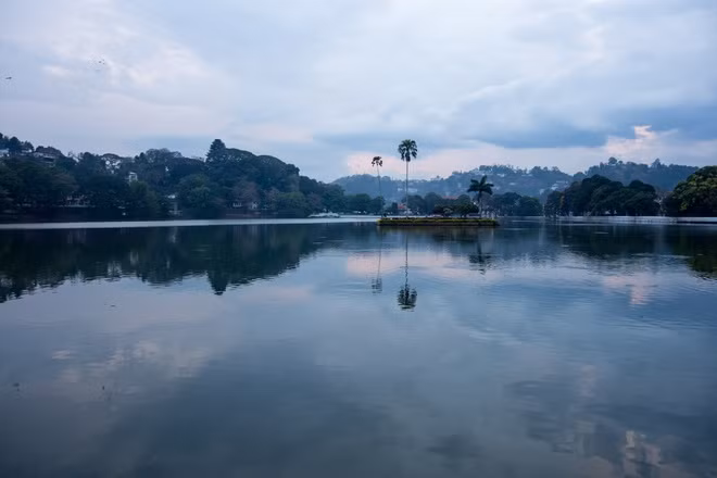 Kandy, Sri Lanka Được biết đến là thủ đô văn hóa nổi bật với vũ điệu truyền thống của người Sri Lanka, những hàng cây cọ đu đưa ngay cạnh các tòa nhà cổ, đây cũng là nơi khởi nguồn của môn cricket.