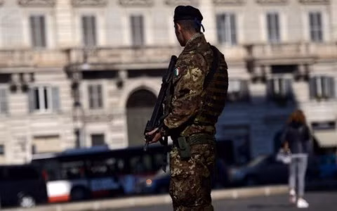 Một cảnh sát Italy làm nhiệm vụ đảm bảo an ninh tại Rome. Ảnh AFP