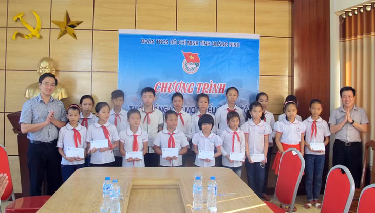 Đại biểu trao học bổng cho các em học sinh huyện Cô Tô.