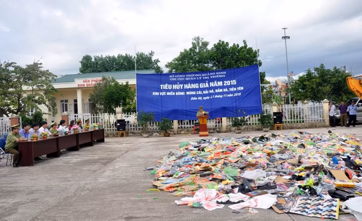 Quang cảnh buổi tiêu hủy.