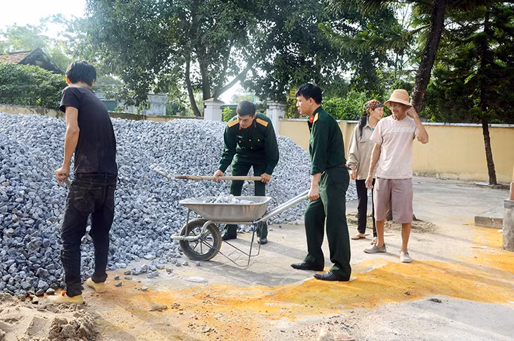 Cán bộ, chiến sĩ Ban CHQS TX Đông Triều cùng người dân thôn Thượng 2, xã Tràng An sửa sang lại nhà văn hoá thôn.
