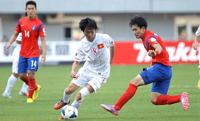 Tuấn Anh (giữa) trong trận U19 Việt Nam gặp U19 Hàn Quốc ở VCK U19 châu Á 2014. 