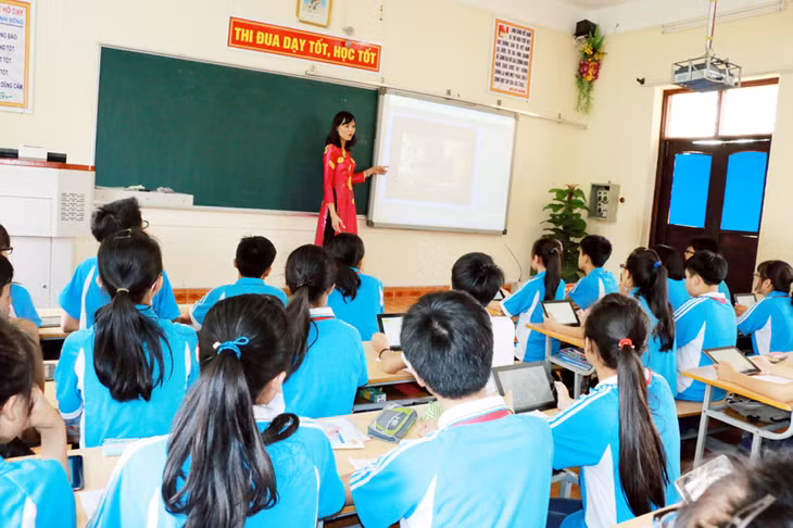 Cô giáo Ngô Thị Thu Huyền, Trường THCS Mạo Khê II, đang ứng dụng sáng kiến thiết kế bài giảng trực tuyến vẽ trang trí trên quạt giấy trong tiết dạy mỹ thuật cho học sinh.