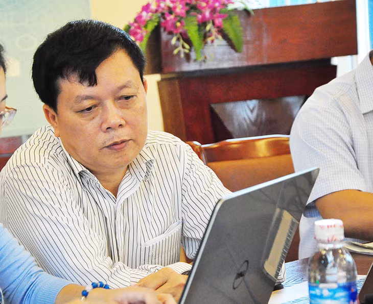 Đồng chí Ninh Văn Chủ, Giám đốc Trung tâm Y tế Dự phòng tỉnh trả lời câu hỏi của độc giả Báo Quảng Ninh.