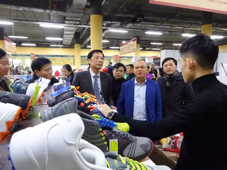 Đoàn công tác của tỉnh tham gia Hội chợ hàng Việt Nam chất lượng cao Mascova 2015.