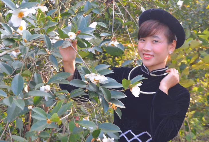 Thiếu nữ Tày làm duyên cùng hoa sở