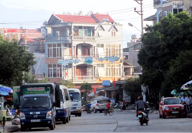 Cửa khẩu Hoành Mô (Bình Liêu) người và xe cộ ngày càng trở nên đông đúc nhưng chưa có máy ATM.