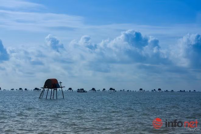 Những chòi canh trên biển là nét đặc trưng của Đồng Châu.
