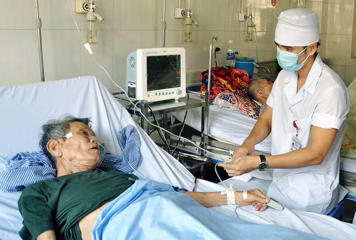 Điều trị cho bệnh nhân tại Khoa Hồi sức cấp cứu, Bệnh viện Đa khoa khu vực Tiên Yên.