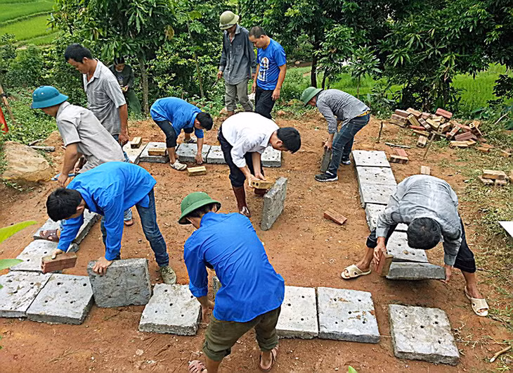 Đoàn viên thanh niên xã Đồng Tâm giúp dân làm chuồng trâu thoát nước tự động cho các hộ dân trong xã.
