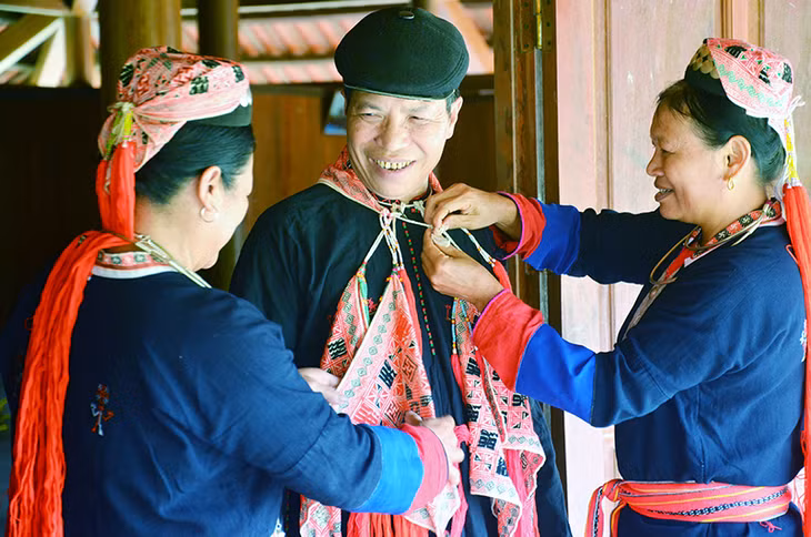Người đàn ông trong ảnh là Nghệ nhân Đặng Văn Thương (ở thôn 2, xã Bằng Cả). Ông Thương đang cùng với bà con người Dao diễn lại cảnh đám cưới ở Khu Bảo tồn để phục vụ du khách tham quan.Ảnh chụp tại Khu bảo tồn văn hóa người Dao xã Bằng Cả (Hoành Bồ), ngày 11/11/2015.