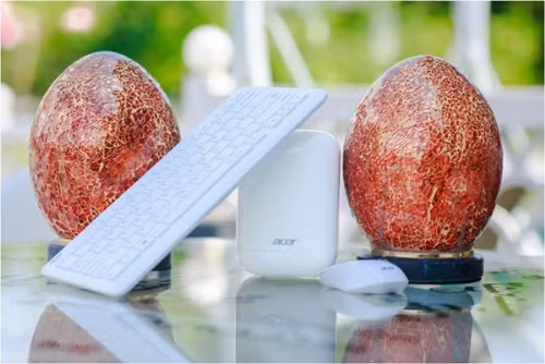 Revo One cùng bộ phụ kiện ấn tượng đi kèm.
