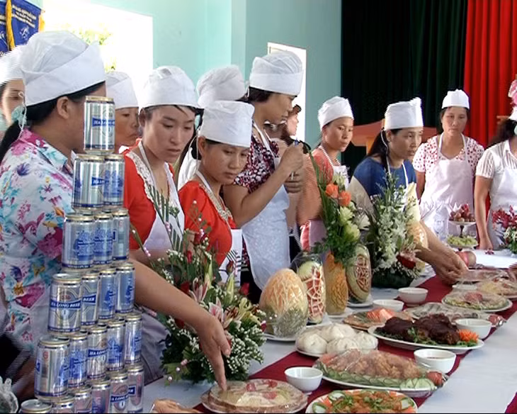 Lớp đào tạo nghề nấu ăn do huyện Đầm Hà tổ chức tại thị trấn Đầm Hà được đông đảo hội viên Hội Phụ nữ tham gia.