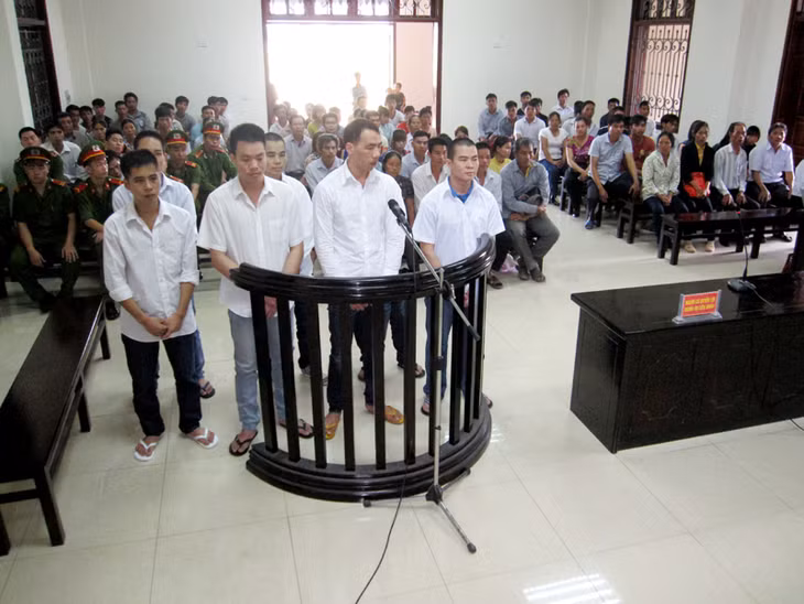 Các bị cáo tại phiên toà xét xử.