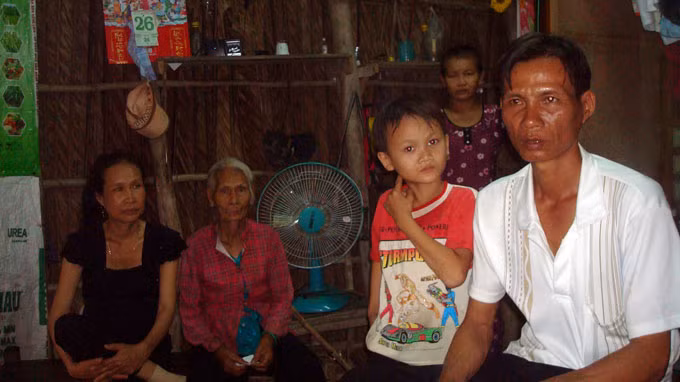 Cha mẹ và người thân bàng hoàng sau cái chết của bé Trần Mỹ Ngọc (5 tháng tuổi, ở Hưng Phú, Phước Long, Bạc Liêu) - Ảnh: Lê Vân