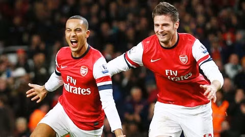 Tốc độ và kỹ thuật của Walcott (trái) sẽ giúp các miếng đánh biên của Arsenal sắc sảo hơn