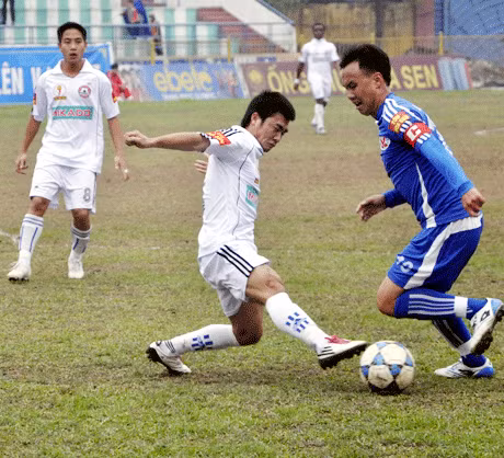 Nguyễn Xuân Quyết (áo sẫm màu) sẽ có một mùa bóng thành công với TQN ở V-League.