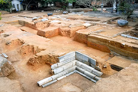 Dấu vết kiến trúc phát hiện qua tiến hành khảo cổ tại chủa Quỳnh Lâm (Đông Triều), nơi cách am Bích Động không xa.