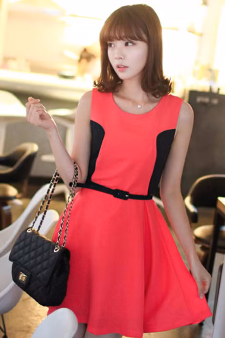 Thời trang của phái nữ sẽ càng thêm nổi bật và ấn tượng với chiếc đầm cách điệu phối hai màu đen đỏ . Với những đường cut out tinh tế, chiếc đầm sẽ giúp các bạn gái khéo léo khoe vòng 2 thon thả của mình.