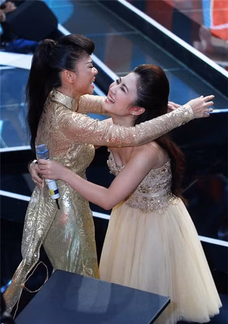 Hương Tràm và Thu Minh vui mừng sau khi cô giành ngôi vị Quán quân của The Voice 2012
