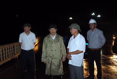 Đồng chí Nguyễn Văn Thành, Phó Chủ tịch UBND tỉnh kiểm tra công tác phòng, chống bão tại khu neo đậu tránh trú bão cho các tàu thuyền ở Tiên Yên. 
