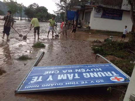 Người dân Ba Chẽ khắc phục hậu quả của bão số 14.