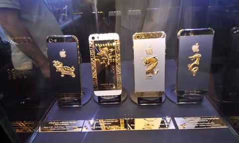 Điện thoại Iphone được chạm khắc nổi hình các con vật tượng trưng phong thủy theo yêu cầu của khách hàng