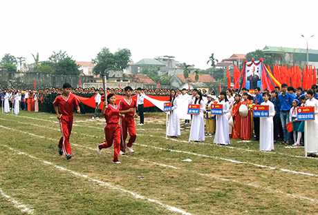 Ngọn lửa được các vận động viên có thành tích cao rước từ trung tâm Chiến khu Đông Triều về Đại hội