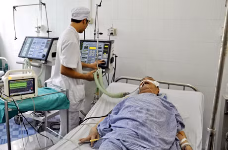Cấp cứu bệnh nhân tai biến mạch máu não tại Bệnh viện Đa khoa huyện Đông Triều.