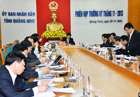 Đồng chí Trần Đức lâm, Giám đốc Sở Kế hoạch và Đầu tư báo cáo kết quả thực hiện nhiệm vụ kinh tế- xã hội năm 2013