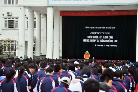Quảng cảnh buổi tuyên truyền ATGT tại Trường THPT Chuyên Hạ Long.
