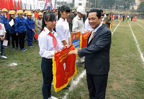 Đồng chí Vũ Văn Học, Chủ tịch UBND huyện trao cờ lưu niệm Đại hội cho các đoàn vận động viên.