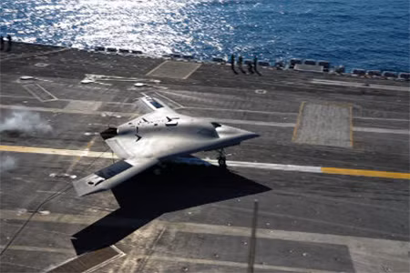 X-47B hoạt động trên tàu sân bay Theodore Roosevelt.