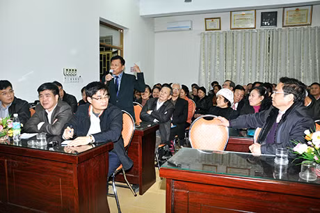 Đồng chí Phạm Minh Chính, Uỷ viên T.Ư Đảng, Bí thư Tỉnh uỷ (hàng đầu, bên phải) dự sinh hoạt chi bộ khu phố 6, phường Bạch Đằng, TP Hạ Long (tháng 12-2012).