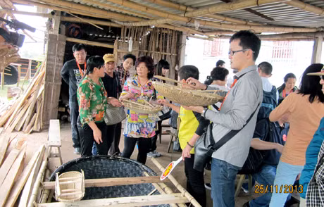 Đoàn khách du lịch Trung Quốc tham quan làng nghề đan ngư cụ truyền thống Hưng Học - một trong 10 điểm thuộc tour du lịch văn hoá ở TX Quảng Yên mới được đưa vào khai thác.