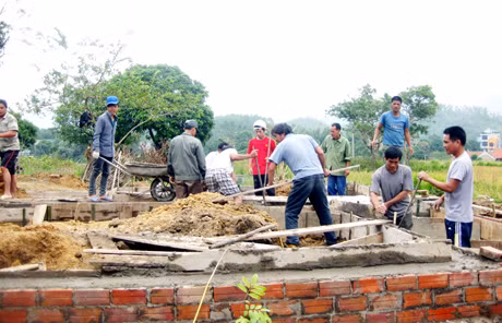 Bà con trong thôn giúp gia đình anh Hoàng Thanh Tiến, thôn Bản Cáu, xã Lục Hồn xây nhà.