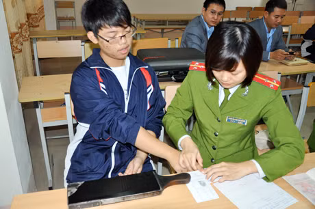Các em học sinh làm thủ tục cấp CMND.