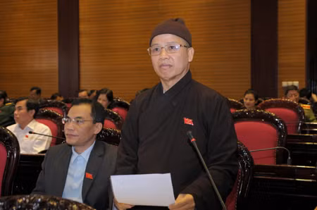  Thượng Tọa Thích Thanh Quyết, Đoàn ĐBQH tỉnh Quảng Ninh tham gia phát biểu dự án Luật Hôn nhân và Gia đình (sửa đổi). (Nguồn Internet)