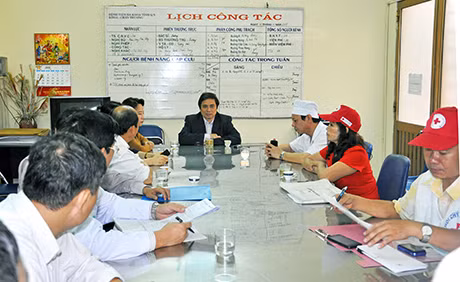Đồng chí Phạm Minh Chính, Bí thư Tỉnh ủy làm việc với lãnh đạo Sở Y tế và Bệnh viện Đa khoa tỉnh.