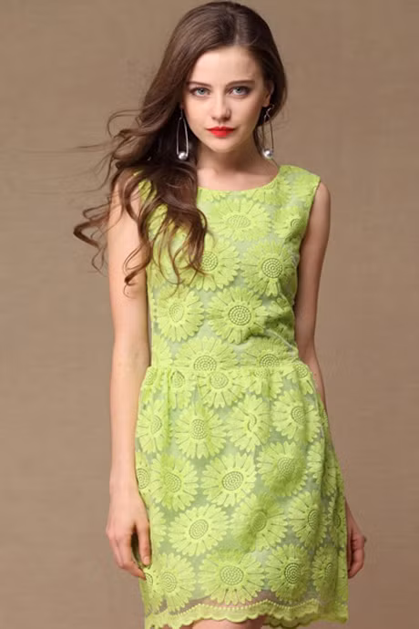 Chiếc đầm ren hoa hướng dương xinh xắn rất thích hợp với những cô nàng sành điệu và có vóc dáng mảnh mai. Với màu vàng chanh dạ quang nổi bật, chiếc áo sẽ giúp các bạn gái tạo nên phong cách thời trang thật mới lạ và ấn tượng cho mình.