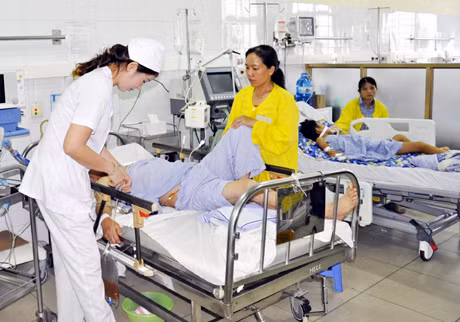 Chăm sóc bệnh nhân tại Khoa Hồi sức tích cực và Chống độc của Bệnh viện Đa khoa tỉnh.