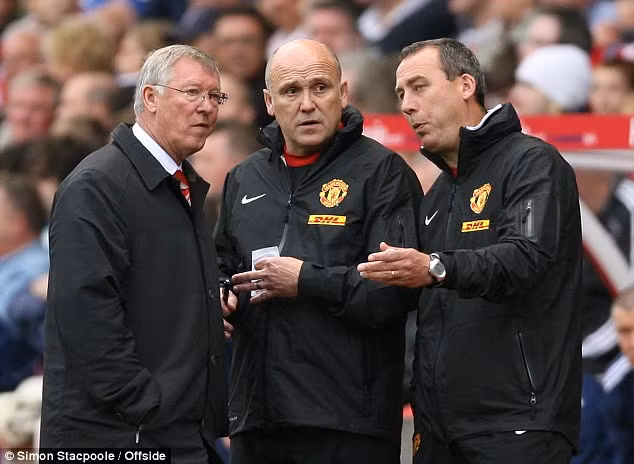 Phelan (giữa) vừa đưa ra tiết lộ động trời liên quan tới Sir Alex