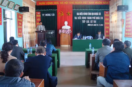 Đ/c Vũ Ngọc Giao, Trưởng Ban Tuyên giáo Tỉnh ủy, Trưởng Ban Kinh tế và Ngân sách HĐND tỉnh tiếp xúc cử tri TP Móng Cái