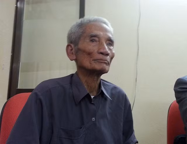 Người cha già 89 tuổi vượt hơn 2.000km để kêu oan cho con.