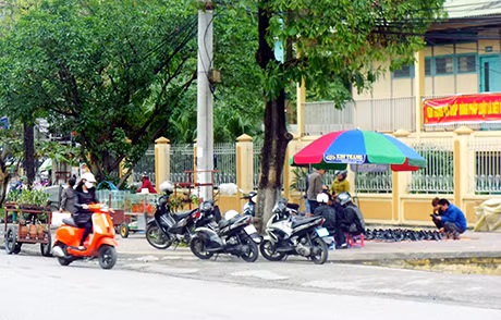 Lấn chiếm vỉa hè làm nơi buôn bán trước cổng Trường Mầm non Hoa Sen, phường Cẩm Thành.