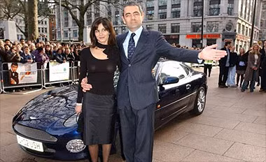 Mr Bean và vợ bên chiếc Aston Martin bóng lộn