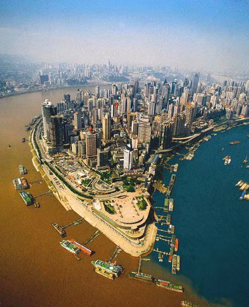 Mạn trái thành phố Trùng Khánh là dòng sông Gia Lăng dài 119 km, mang nhiều phù sa nên nước màu nâu đỏ. Dòng sông xanh ngắt nằm bên mạn phải thành phố là sông Dương Tử. Nhờ việc hợp dòng với Gia Lăng, con sông Dương Tử có được lưu lượng nước mạnh hơn phục vụ cho đập Tam Hiệp cách xa cả nghìn dặm.