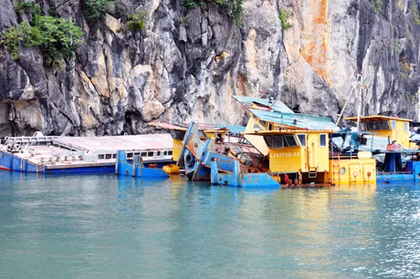 Thêm nhiều chiếc tàu đang chìm dần dưới biển.