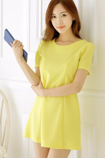 Chiếc đầm suông kiểu dáng thanh lịch rất thích hợp để đến công sở hoặc khi dạo phố cuối tuần. Với tông màu vàng chanh nổi bật, chiếc đầm sẽ giúp các bạn gái trở nên quyến rũ và thu hút.