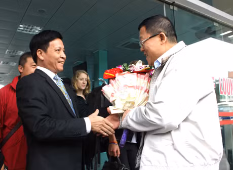 Đồng chí Trần Xuân Cương, Ủy viên Thường trực HĐND tỉnh tiếp xã giao Đoàn đại biểu Ủy ban Ngoại vụ đại biểu Đại hội nhân dân toàn quốc Trung Quốc.